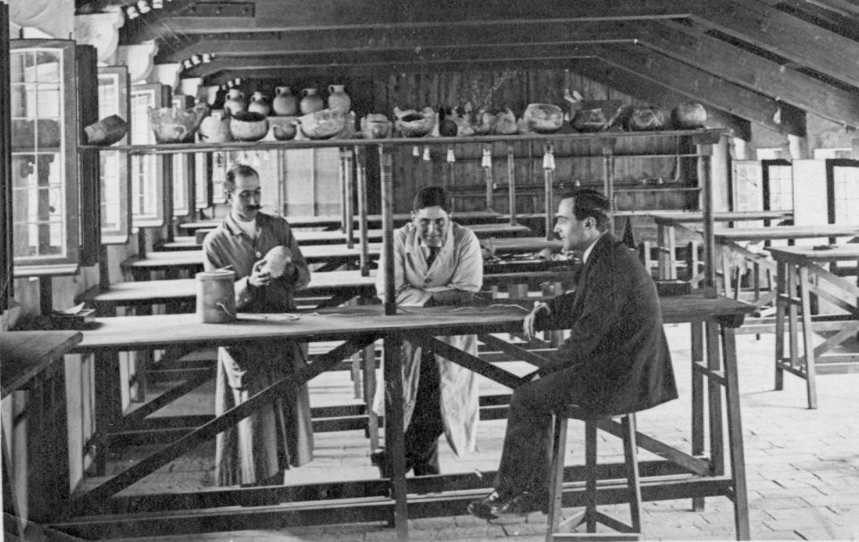 Pere Bosch Gimpera, Josep Colominas i Francesc Martorell a la “Casa Padellàs”. Font - Autor desconegut. Arxiu fotogràfic del MAC.